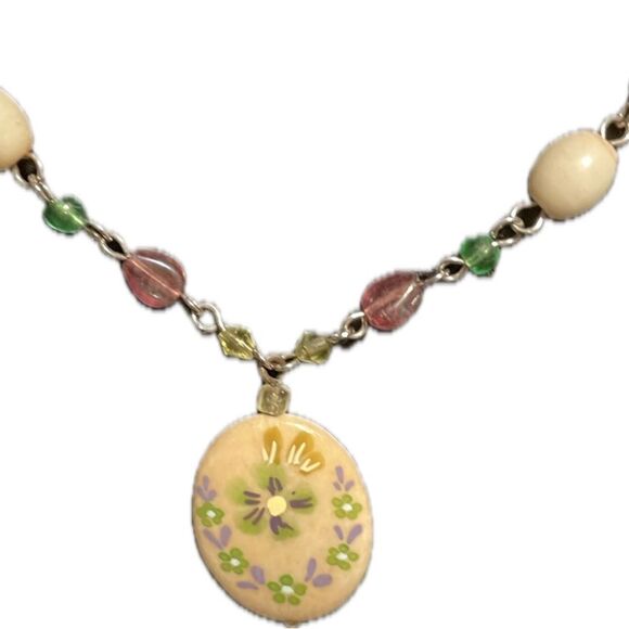 Painted flower necklace with beads on chain & iridescent green clip on earrings - Picture 5 of 10